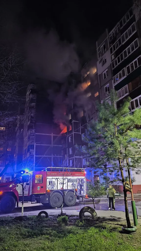 85-летняя женщина погибла в результате массированной атаки ВСУ в Курске. Также пострадали 9 человек, они получили осколочные ранения, черепно-мозговые травмы, ожоги