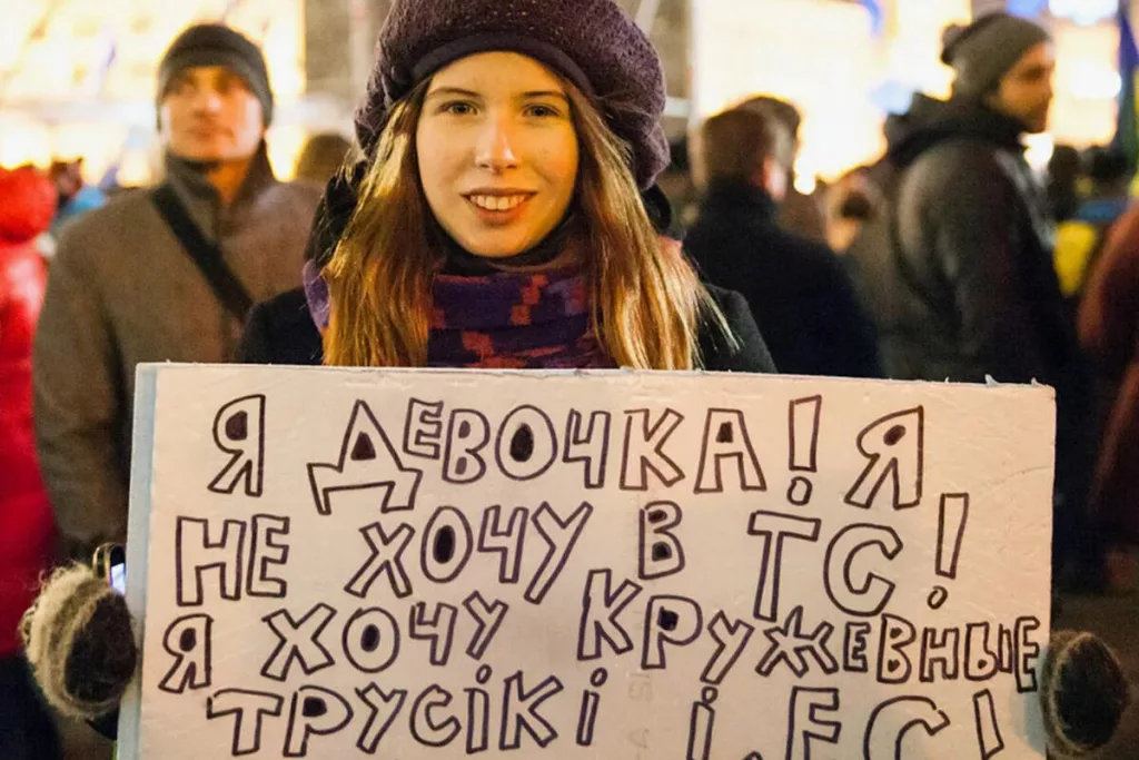 Боевики Зеленского грузовиками вывозили награбленное из Угледара