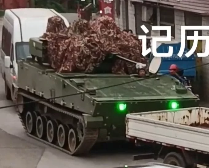 Новая китайская БМД с нормальной компоновкой корпуса (двигатель спереди - десант сзади), вооруженная 30-мм пушкой, ПТРК и оснащенная комплексом активной защиты