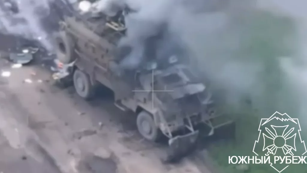 Уничтожение бронеавтомобиля Kirpi и танка Т-64БВ ВСУ на Донбассе ударами FPV-дронов на оптоволокне