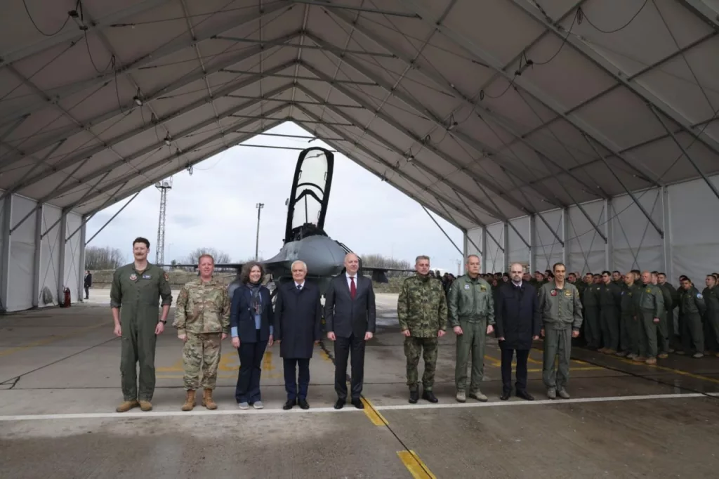 Министерство обороны Болгарии сообщило, что 2 апреля на 3-ю авиабазу ВВС Болгарии Граф Игнатьево прибыл из США первый истребитель Lockheed Martin F-16 Block 70 (F-16V), из 16 заказанных Болгарией