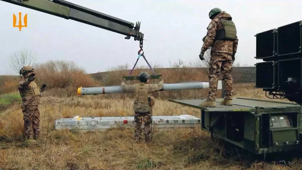 Кадры из редкого репортажа о ЗРК NASAMS с ракетами AIM-120C, состоящем на вооружении ВСУ