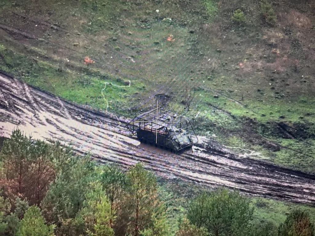 Другой ракурс на пораженную FPV-дронами технику противника в приграничье Белгородской области