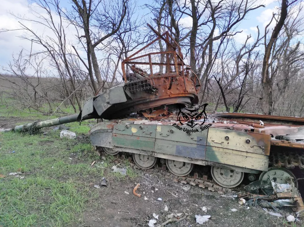 Останки уничтоженного танка Т-64БМ "Булат" ВСУ в районе н.п Новогродовка, ДНР