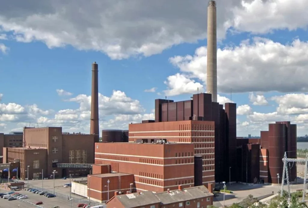 Финны отмечают закрытие угольной электростанции Салмисаари в Хельсинки. Последней угольной электростанцию в Финляндии