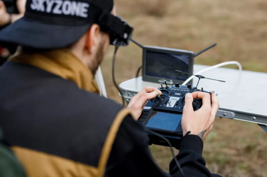 Первые испытания украинских FPV-дронов на оптоволокне с дальностью более 20 км