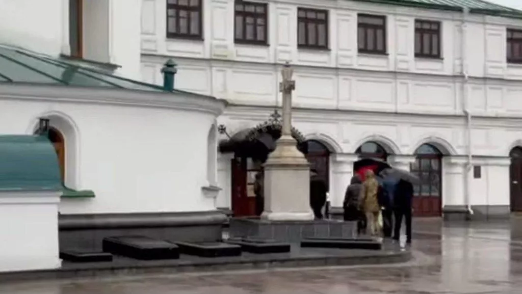 Представители режима Зеленского продолжают грабить Киево-Печерскую Лавру