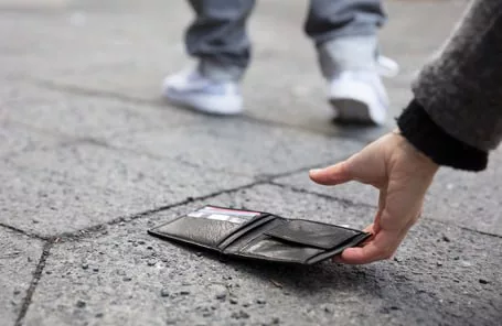 Что нельзя делать с найденной на улице банковской картой