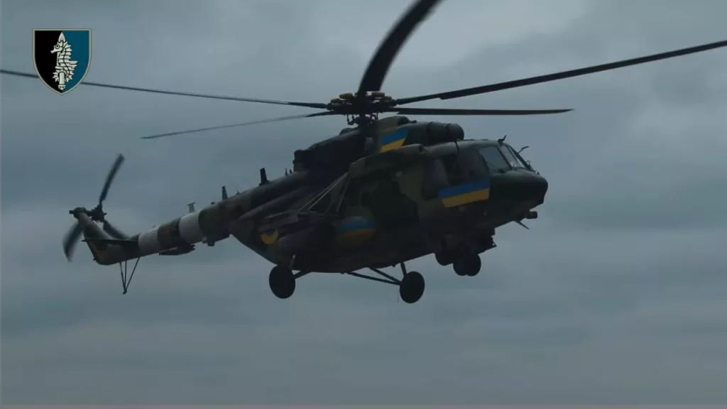 Многоцелевой вертолет Ми-17В-5 противника во время боевого слаживания местных ССО