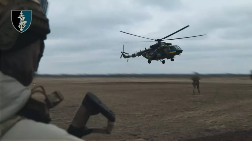 Многоцелевой вертолет Ми-17В-5 противника во время боевого слаживания местных ССО