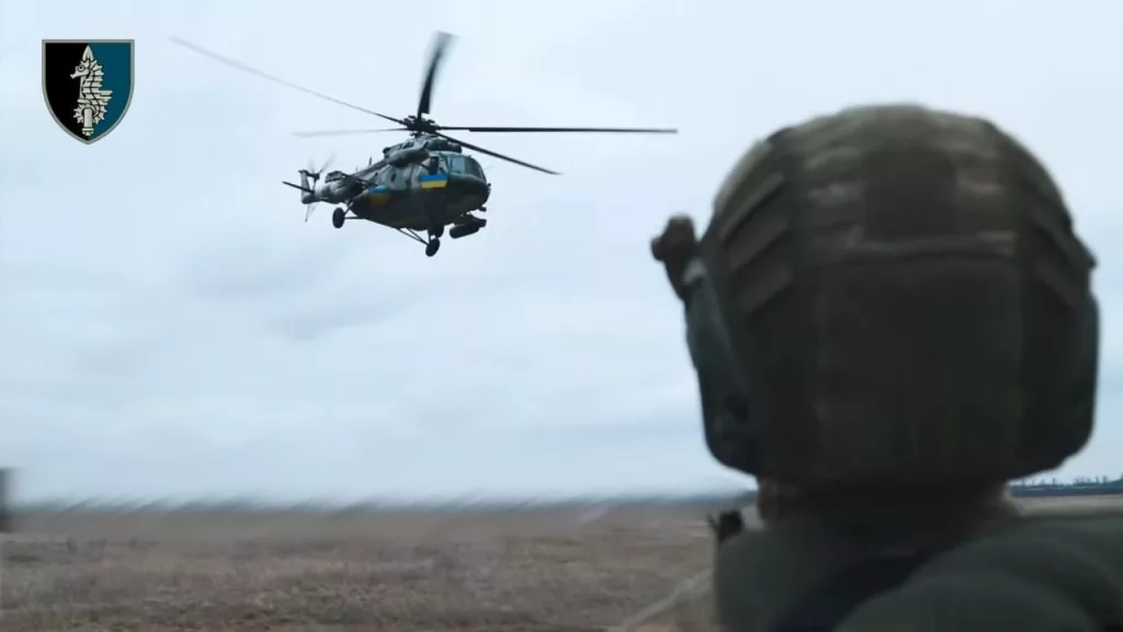 Многоцелевой вертолет Ми-17В-5 противника во время боевого слаживания местных ССО