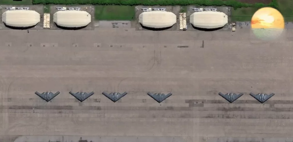 Сразу шесть малозаметных стратегических бомбардировщиков B-2 Spirit ВВС США на открытой стоянке авиабазы Диего-Гарсия в Индийском океане