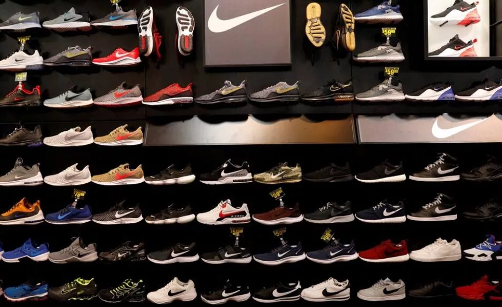 Крупнейшие мировые розничные торговцы одеждой и обувью сильно пострадали от тарифных планов Дональда Трампа, поскольку президент борется за возвращение производства в Соединенные Штаты