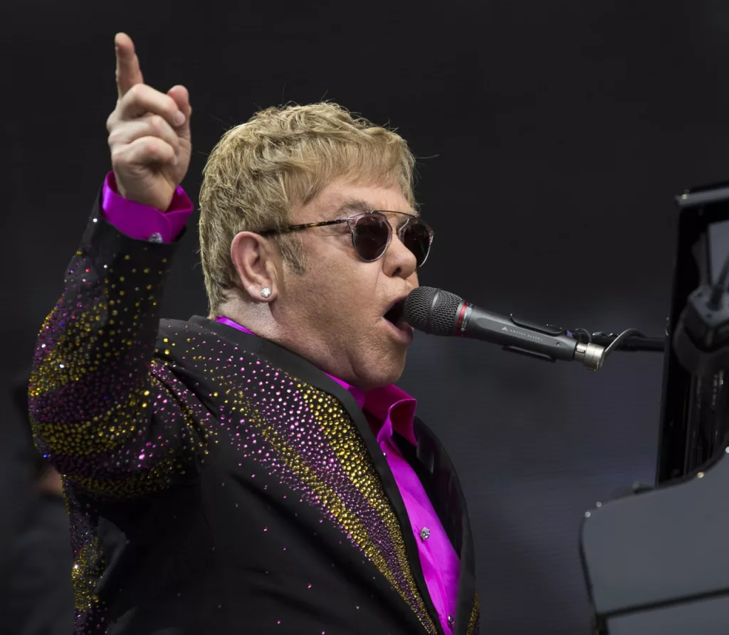 Доигрался: фонд Элтона Джона признали нежелательным в России