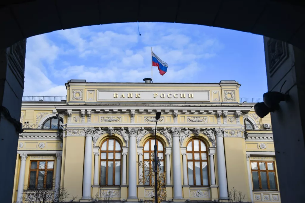 Повышение ключевой ставки все еще "на столе" у Банка России, если реализуются инфляционные риски, заявила Эльвира Набиуллина