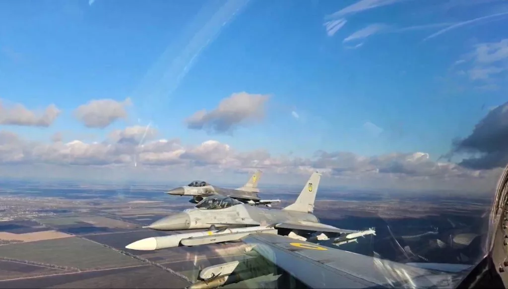 В ближайшее время Киев получит новые F-16. Об этом заявил командующий европейским командованием США и верховный главнокомандующий Объединенными вооруженными силами альянса в Европе Кристофер Каволи