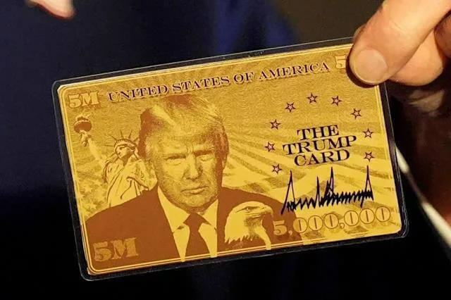 Трамп представил так называемую "Золотую карту", которая, по его словам, дает право на постоянное проживание в США и возможность получить гражданство. Все это за $5 млн