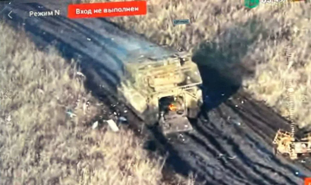 Уничтоженная оптоволоконным FPV-дроном БМП M2A2 Bradley ODS-SA в районе села Турья Сумской области, граница с Белгородской областью возле села Графовка