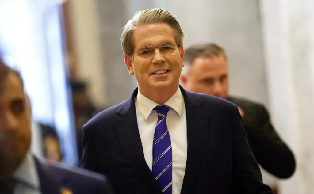 Министр финансов США Бессент призвал другие страны «откинуться на спинку кресла» и не принимать ответных мер на новые беспрецедентные пошлины Трампа