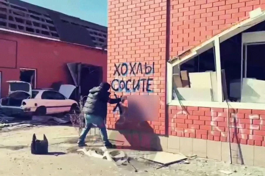 Акима Апачева, разрисовавшего дома в освобожденной Судже оскорблениями украинских солдат, оштрафовали на 70 тысяч рублей по ч. 3 статьи 20.1 КоАП «Мелкое хулиганство»