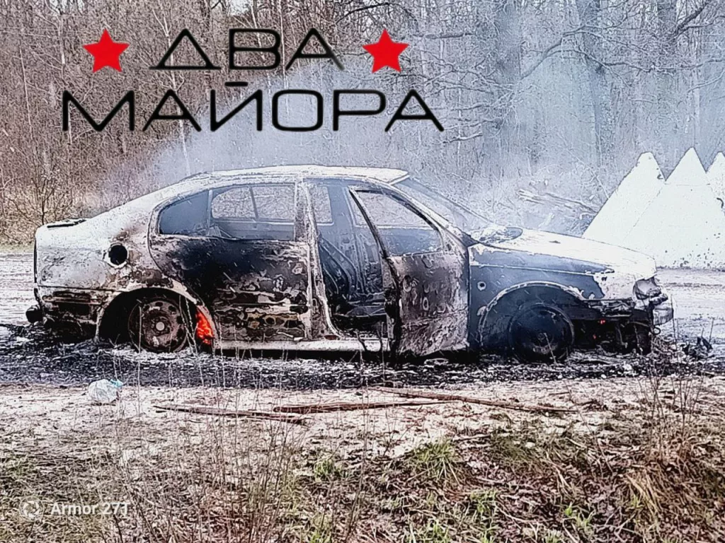 Кадры сгоревшей от удара вражеского дрона гражданской машины в селе Новая Погощь Суземского района