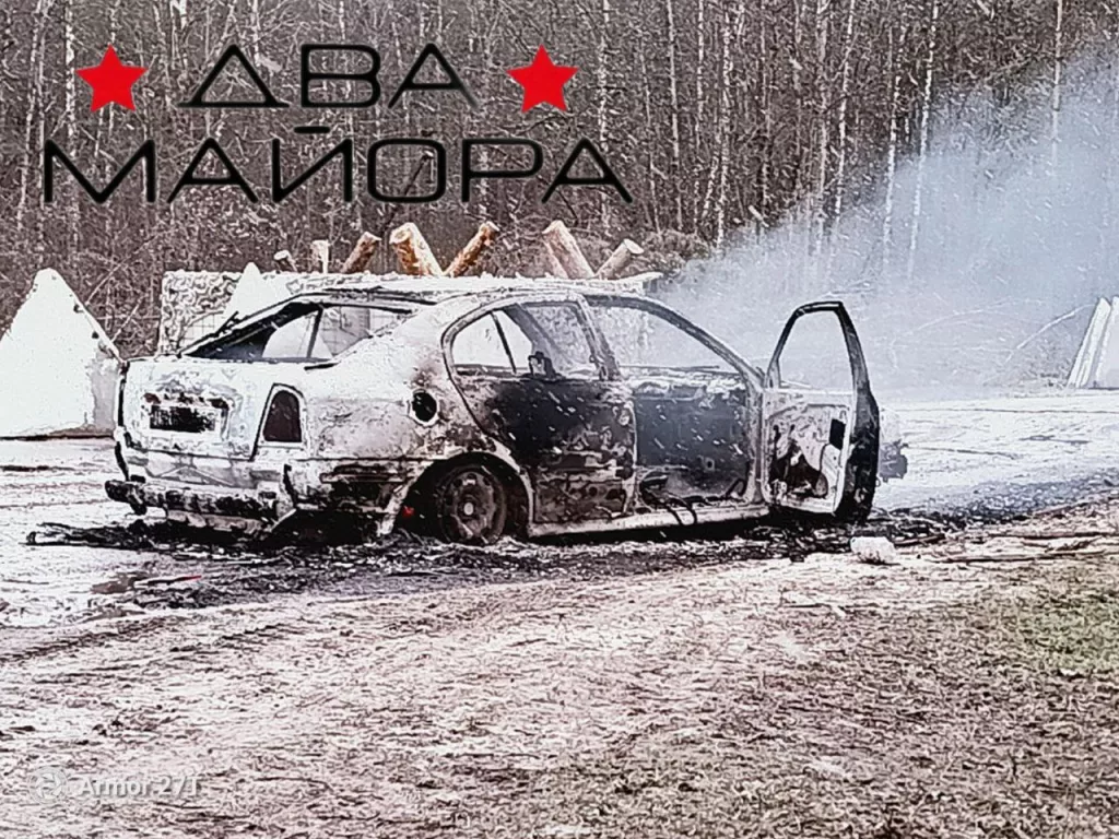 Кадры сгоревшей от удара вражеского дрона гражданской машины в селе Новая Погощь Суземского района