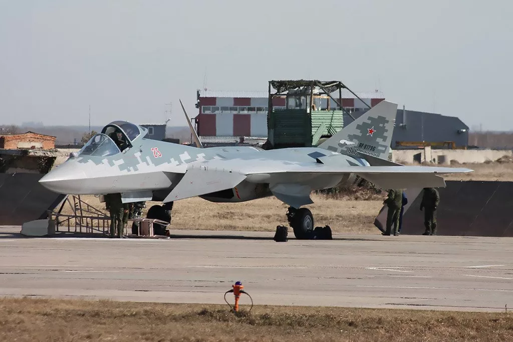 В западные издания попали снимки двух новых Су-57, как указывается «во время перегонки к новому месту службы»