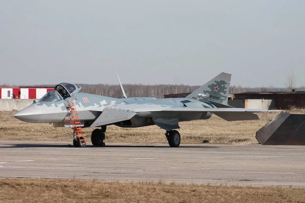 В западные издания попали снимки двух новых Су-57, как указывается «во время перегонки к новому месту службы»