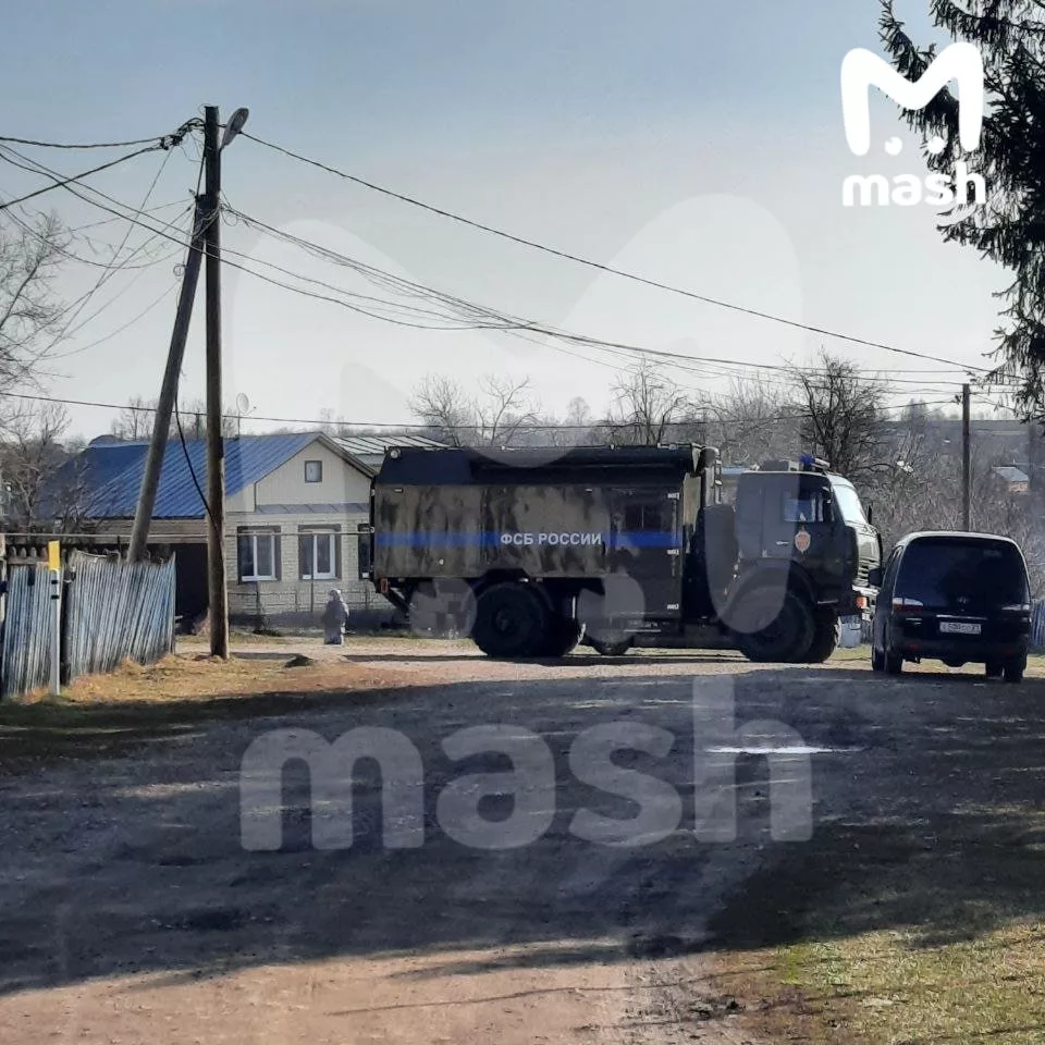 Взрывное устройство нашли под машиной бывшего военкома Чувашской Республики Бахтиёра Холикова. Недавно полковник с семьёй сменили место жительства из-за опасений за жизнь