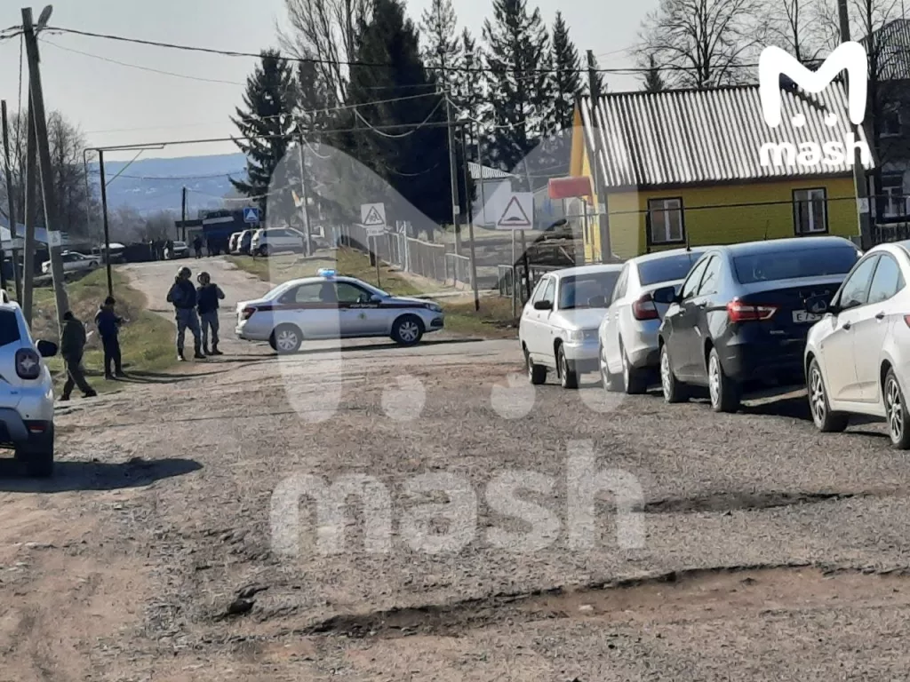 Взрывное устройство нашли под машиной бывшего военкома Чувашской Республики Бахтиёра Холикова. Недавно полковник с семьёй сменили место жительства из-за опасений за жизнь