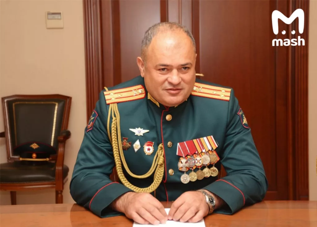 Взрывное устройство нашли под машиной бывшего военкома Чувашской Республики Бахтиёра Холикова. Недавно полковник с семьёй сменили место жительства из-за опасений за жизнь