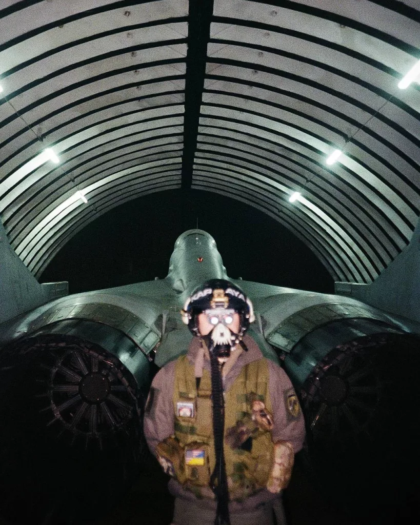 Ещё несколько кадров с переданными Польшей истребителями МиГ-29 на вооружении воздушных сил Украины на одном из аэродромов с бетонными укрытиями