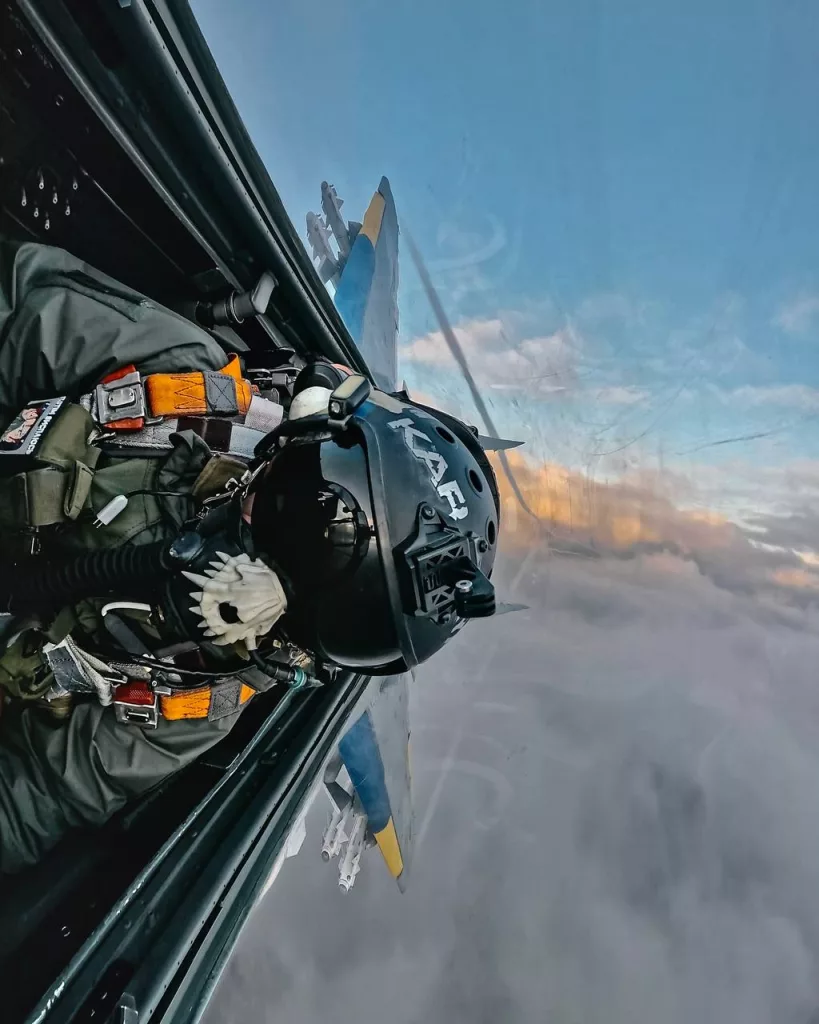 Ещё несколько кадров с переданными Польшей истребителями МиГ-29 на вооружении воздушных сил Украины на одном из аэродромов с бетонными укрытиями