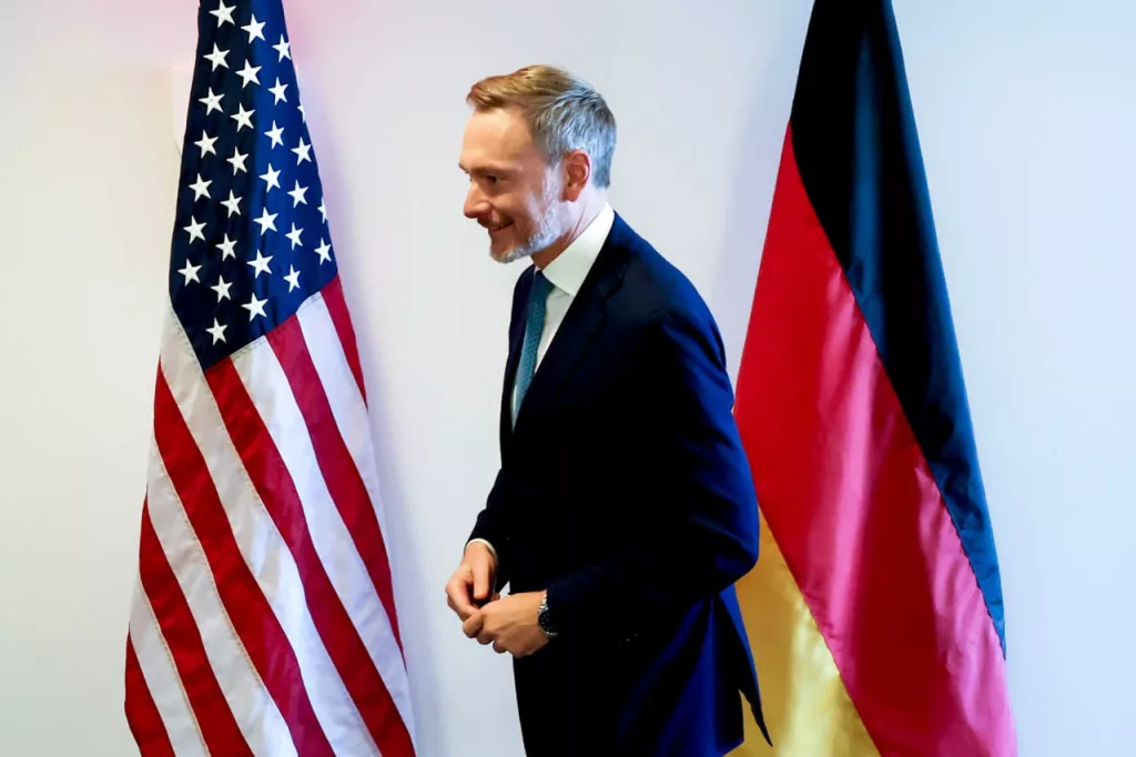 Торговая война с США за период 2025-2028 годов обойдется Германии в €290 млрд, что соответствует 1,6% ВВП страны в год, оценивают немецкие аналитики