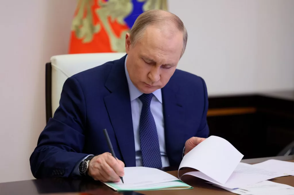 Путин подписал закон, ужесточающий наказание за дискредитацию армии России и призывы к санкциям