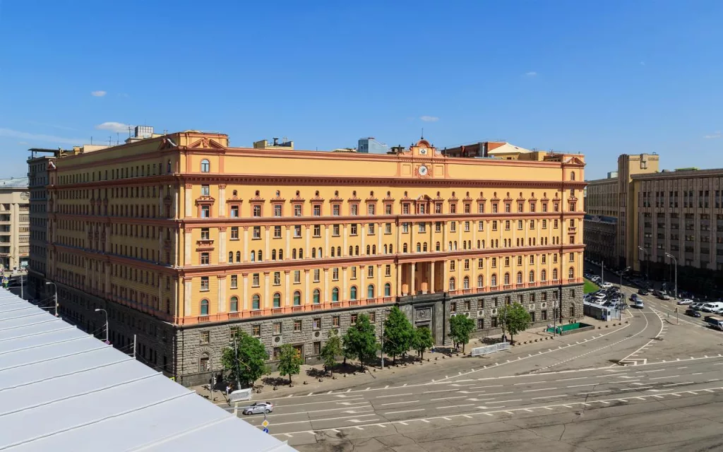 В Москве пытались поджечь здание ФСБ на Лубянке. Подозреваемый утверждает, что на поджог его толкнули неизвестные по телефону
