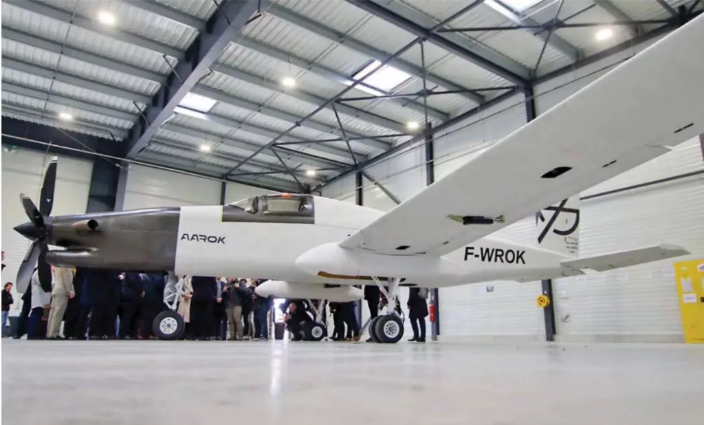 Французский производитель БПЛА компания Galllard Group спроектировала первый французский беспилотный летательный аппарат большой продолжительности полета (MALE) Aarok, который готовится к серийному производству