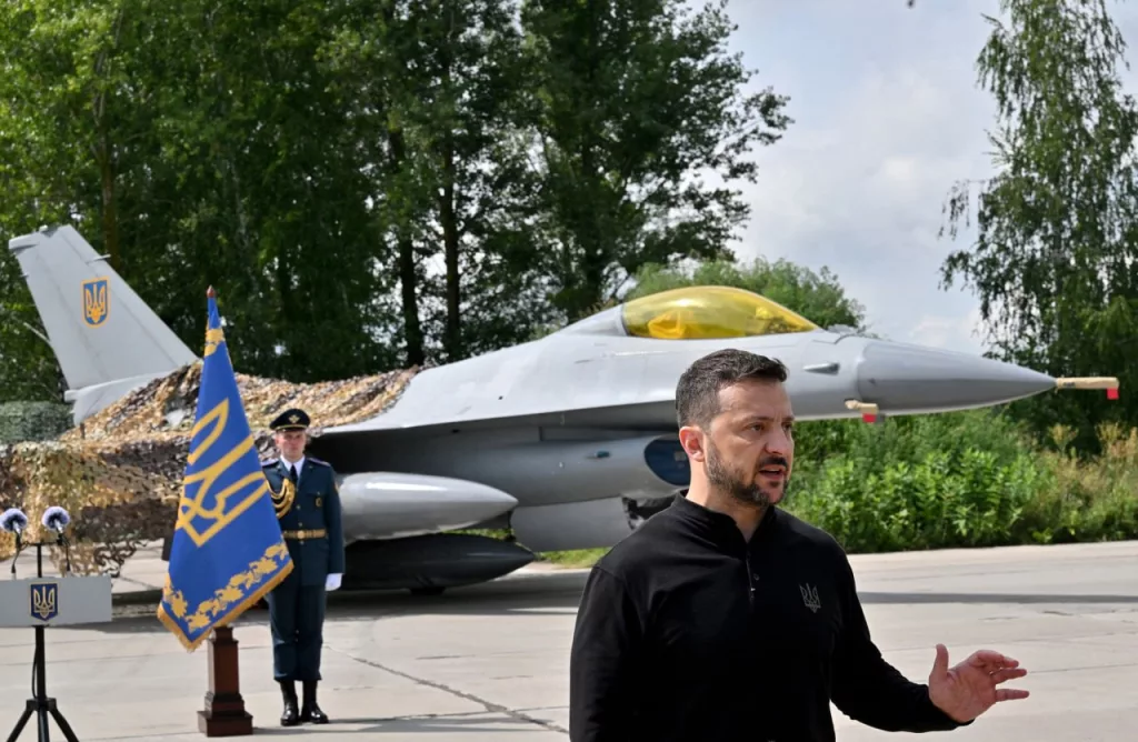 Транспортировка фюзеляжей истребителей F-16 с авиационного отстойника авиабазы ​​Дэвис-Монтен на Украину через польский Жешув внутри украинских транспортников Ан-124 «Руслан»