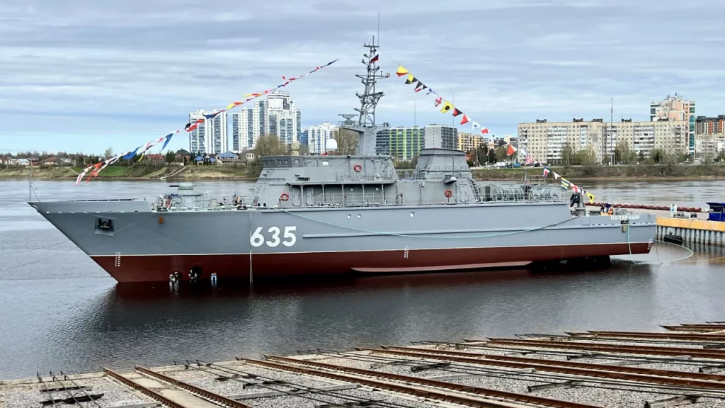 Сегодня на Средне-Невском судостроительном заводе (входит в ОСК) торжественно спустили на воду морской тральщик «Полярный» проекта 12700