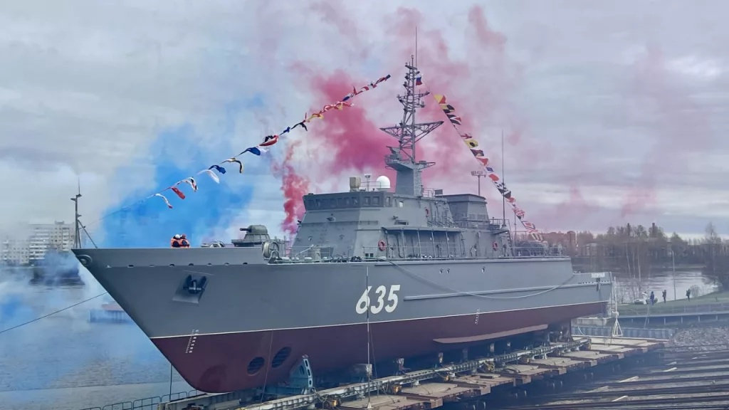 Сегодня на Средне-Невском судостроительном заводе (входит в ОСК) торжественно спустили на воду морской тральщик «Полярный» проекта 12700