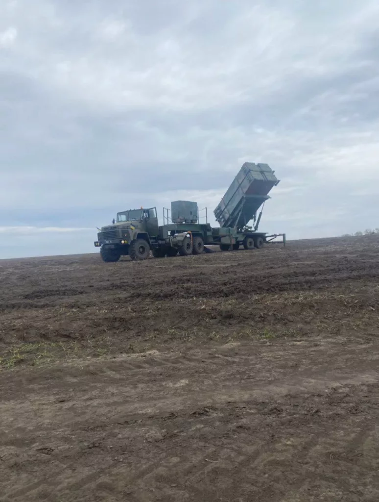 Украинский перемещаемый макет пусковой установки M902 из состава ЗРК MIM-104 Patriot, буксируемый седельным тягачом КрАЗ-260В