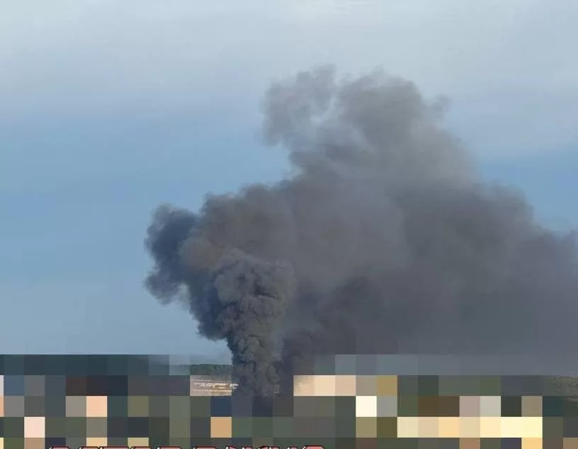 После атаки дронов в Саранске отменили занятия в детсадах, школах и вузах. По данным СМИ, обломки БПЛА упали в районе промышленного предприятия — там начался пожар (на фото)
