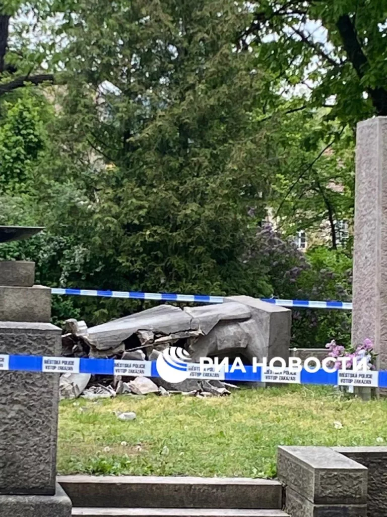 Вандализм к 9 мая: в Чехии разрушен памятник советскому солдату