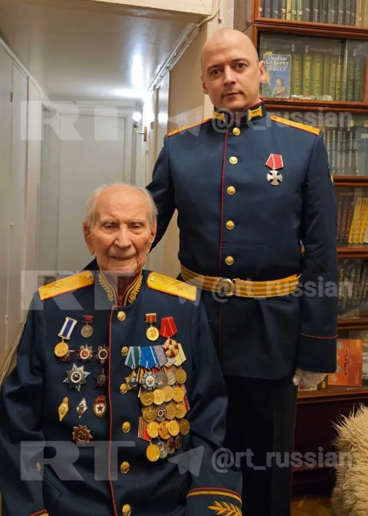 Участник спецоперации поздравил 107-летнего ветерана ВОВ с предстоящим Днём Победы
