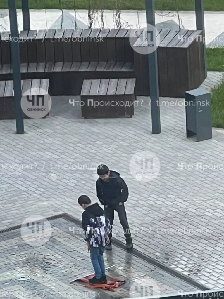 В Калужской области дети мигрантов сорвали Георгиевский флаг и вытерли об него ноги