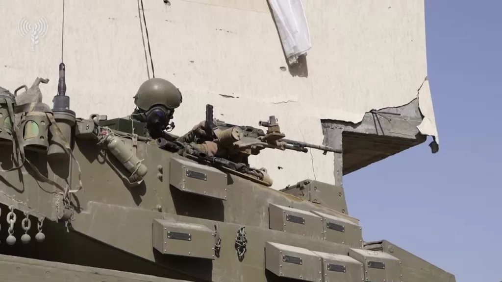 Снятые с хранения израильские танки Merkava Mk.3 стали оснащаться дополнительными блоками динамической защиты по бортам башен для боев в Сектора Газа