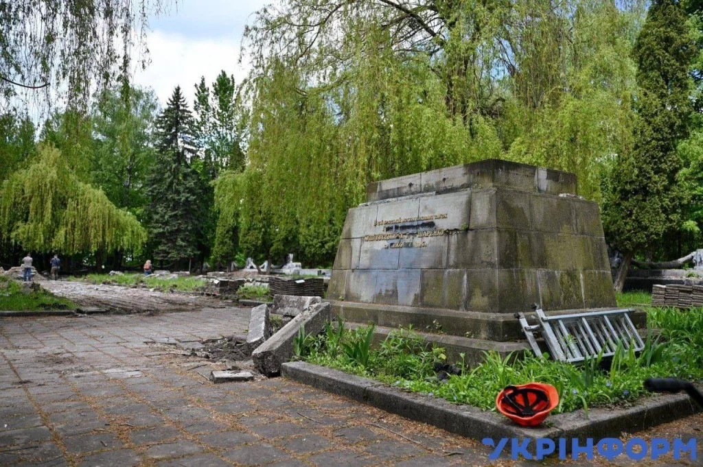 Кощунство в честь «освобождения» от памяти: во Львове раскапывают могилы советских солдат