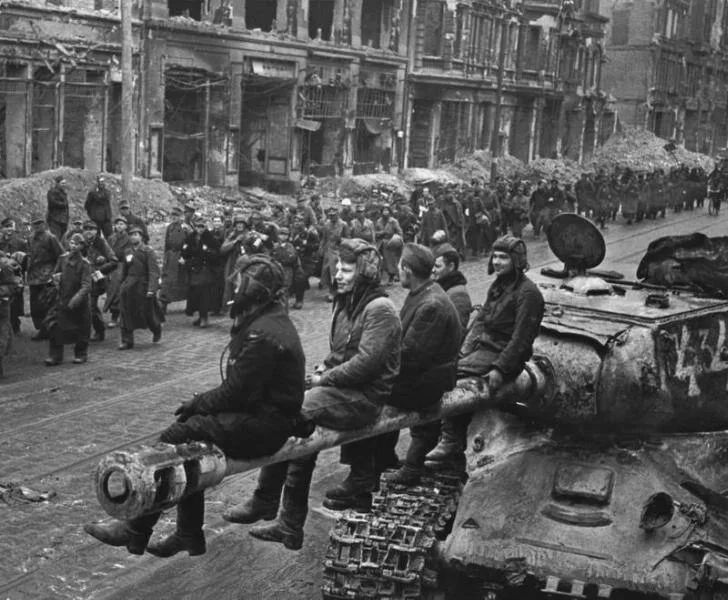 Военная хроника прошлых лет. 2 мая 1945 г. 1411-й день войны