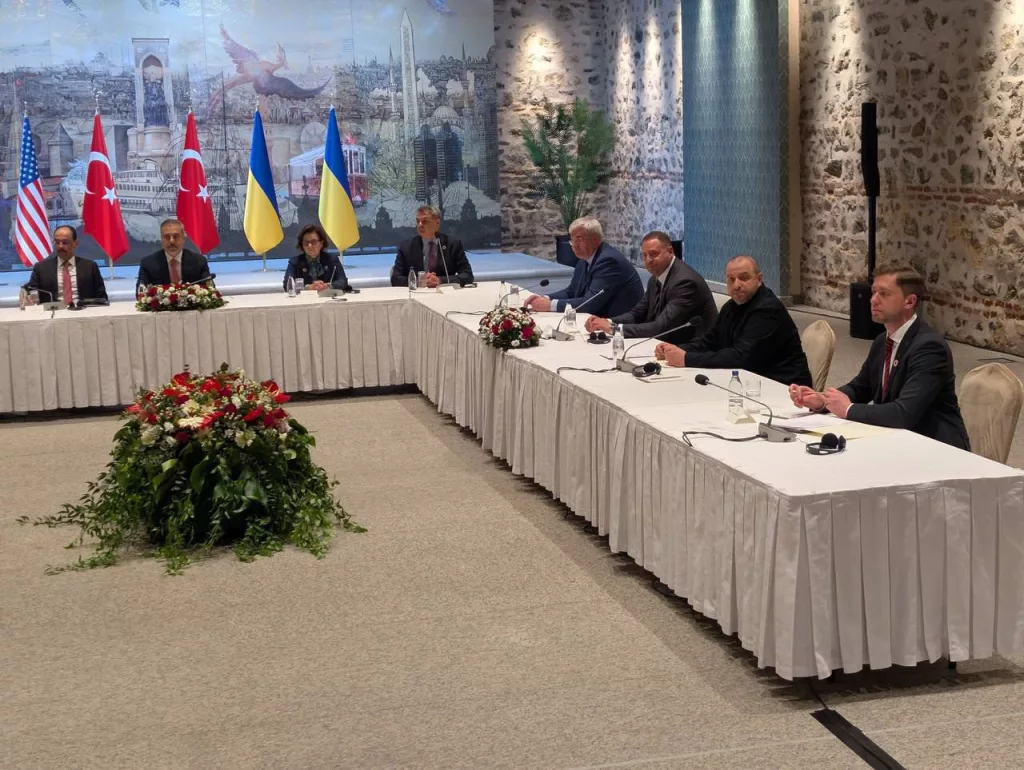 Перед переговорами с Россией на Украину жёстко надавил Вашингтон, применив шантаж