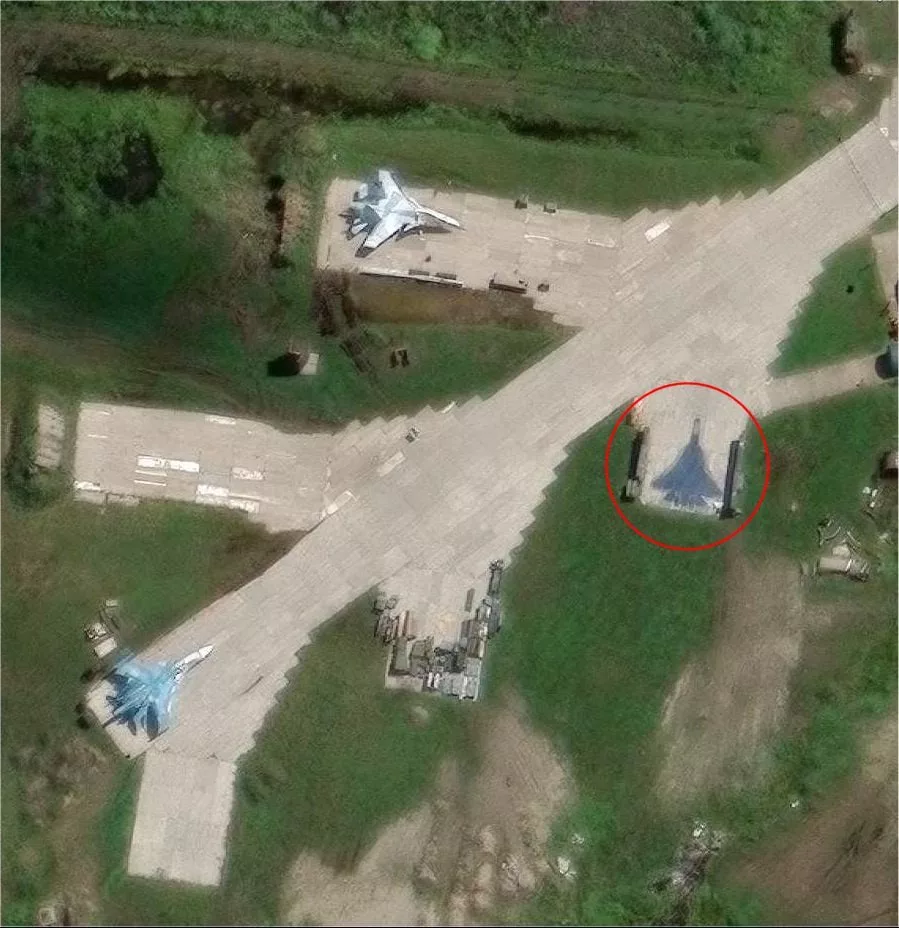 Если вы скучали по рисункам на аэродроме, то вот очередной силуэт Су-57 в объективе западного спутника